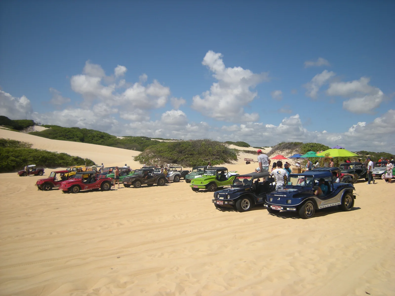 Buggies reais nas dunas de Genipabu, fotografia de destino; o roteiro comercial ainda será confirmado.