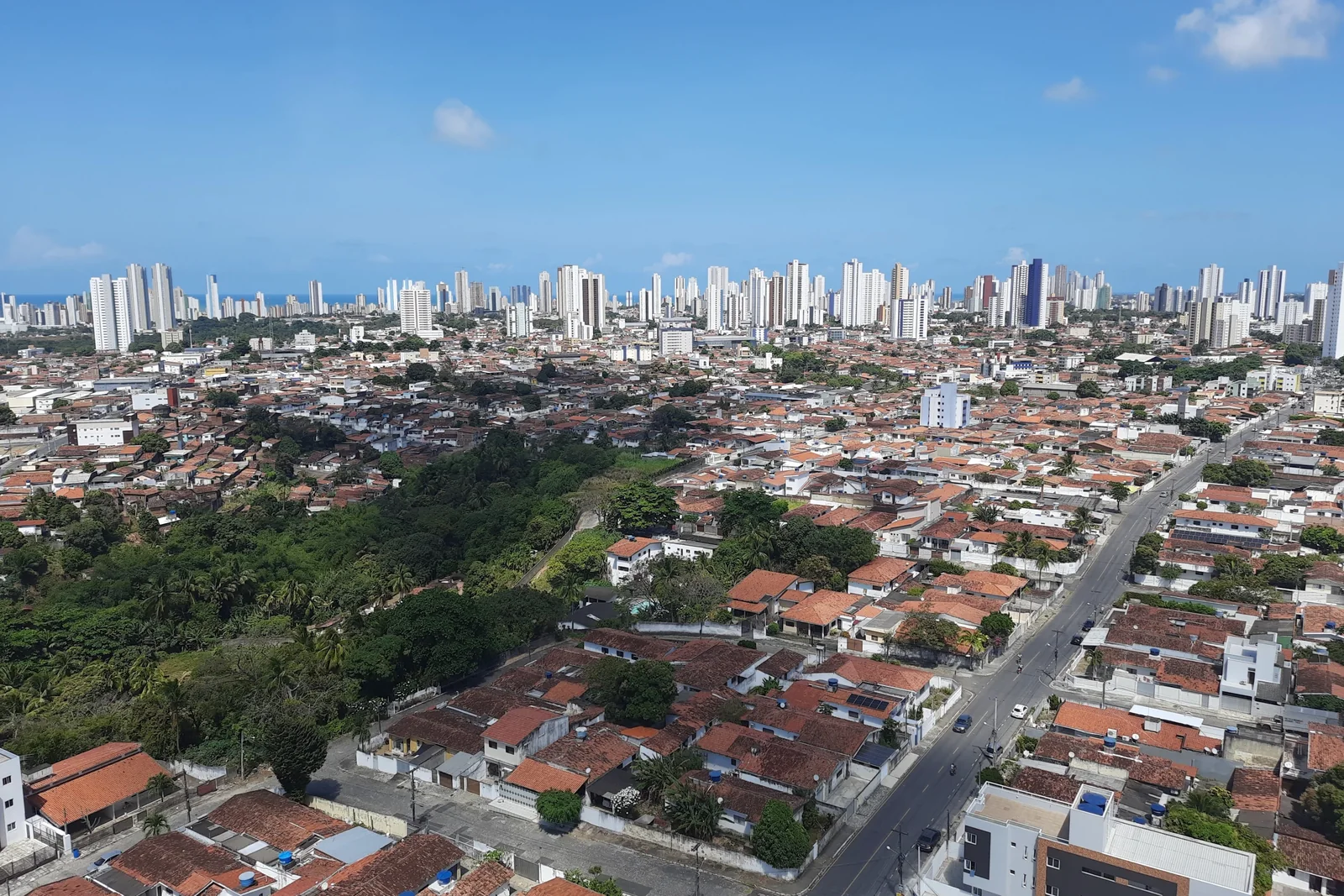 Vista real da cidade de João Pessoa, Paraíba; imagem do destino, não do roteiro comercial.