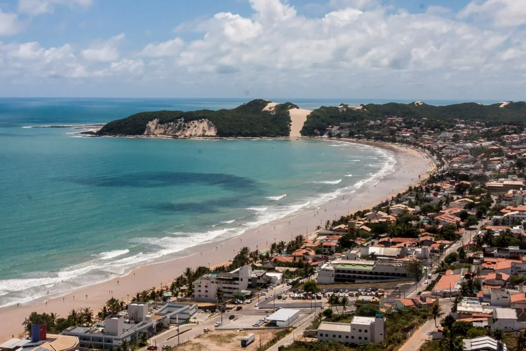Vista aérea real da Praia de Ponta Negra, em Natal; imagem de destino, não do roteiro comercial.