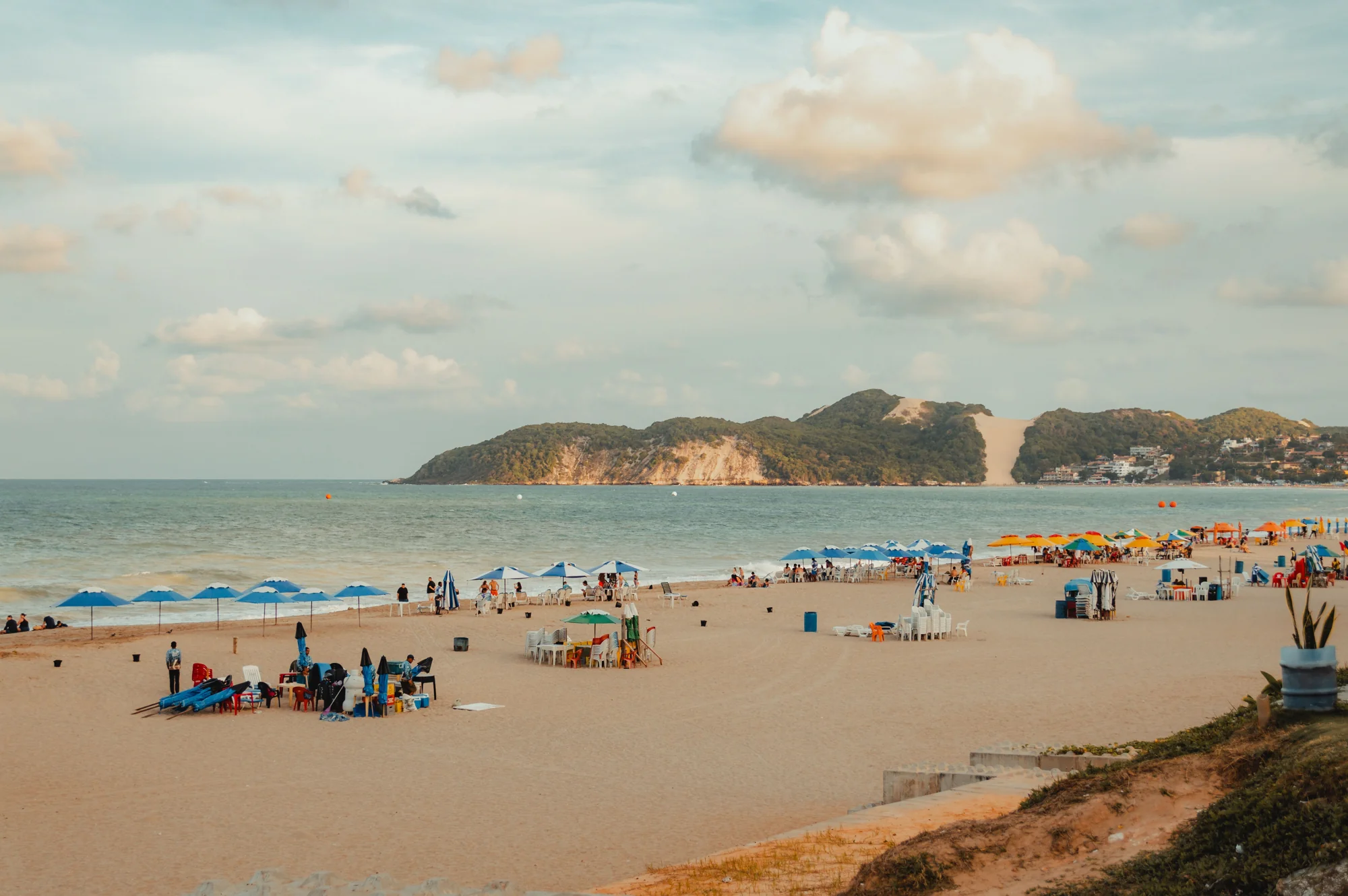 Praia de Ponta Negra com o Morro do Careca ao fundo, em Natal